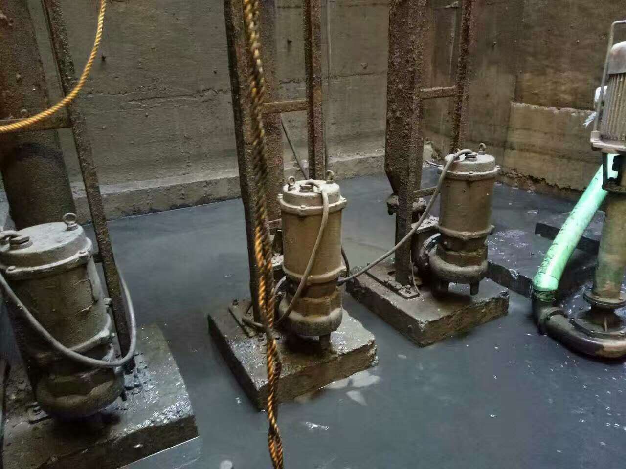 离石污水池清理