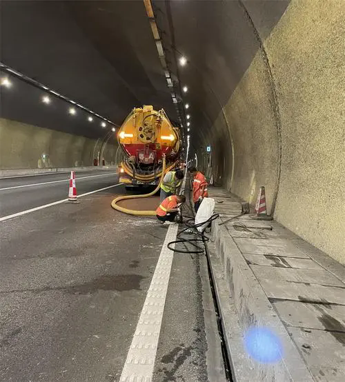 离石隧道排水渠清淤